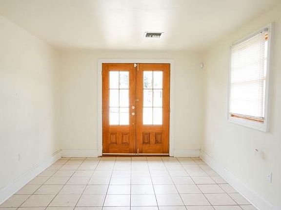 5th image of 4422 Wellington Ave