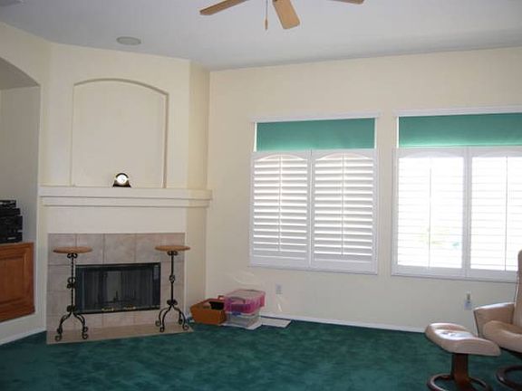 Family room w/fireplace