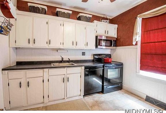 3rd image of 9413 Pear St