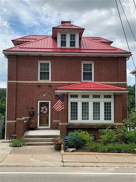 564 N Main St photo 1
