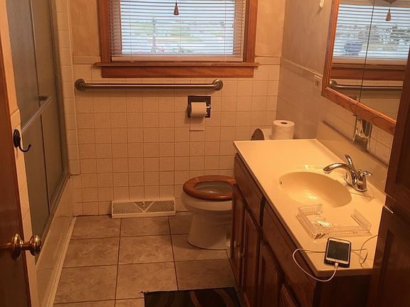 5th image of 424 Marion St