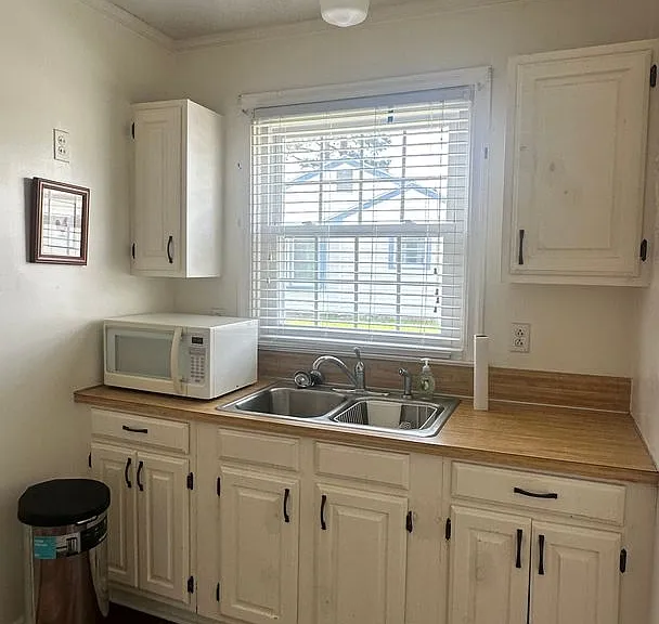 704 E Country Club Dr — Photo 9