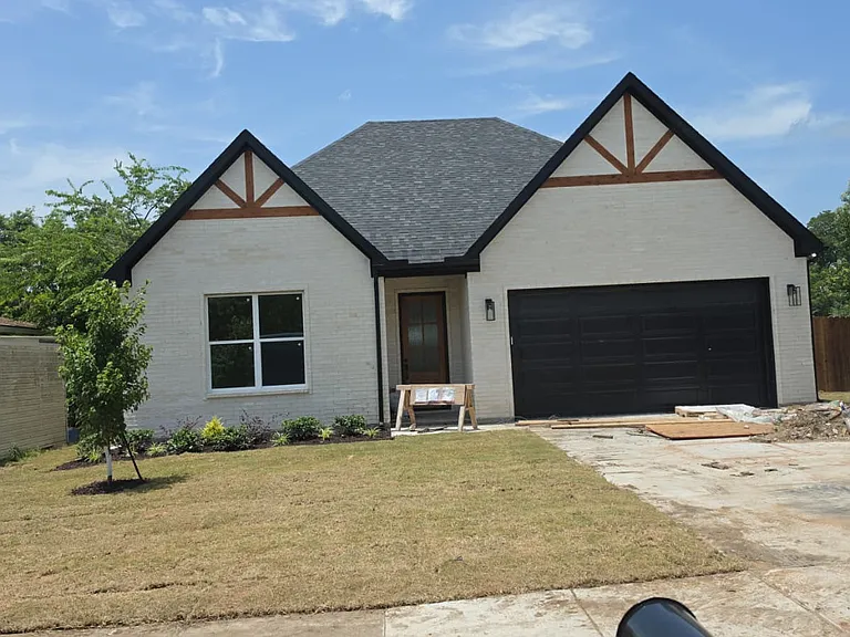 607 N Main St — Photo 1