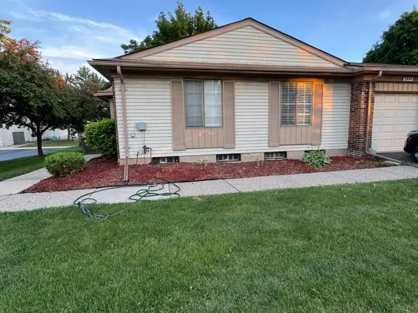 2994 Roundtree Dr, Troy, MI 48083