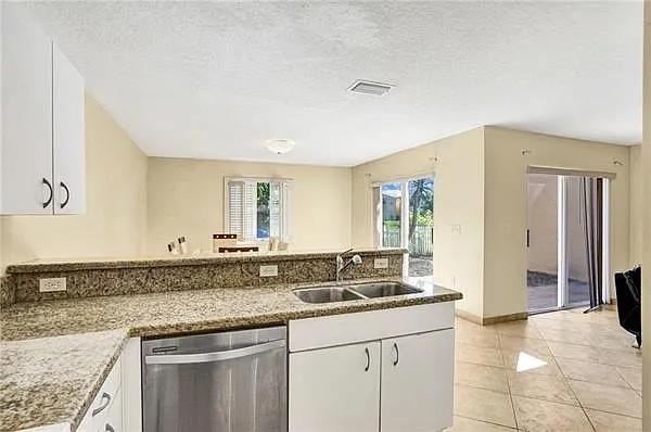 3 bed, 1671 sqft, $3,200 — Photo 3