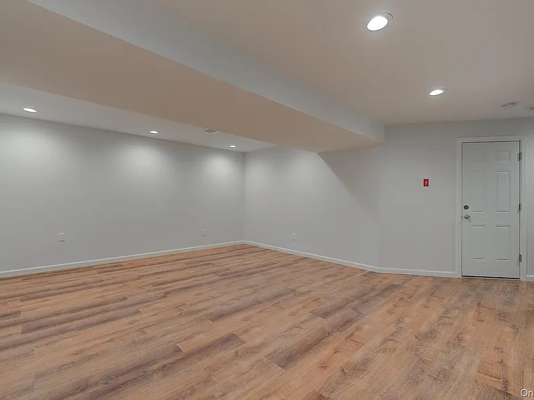 15 Bayview Ave — Photo 22
