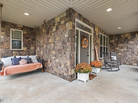 2nd image of 1118 Front Royal Ln