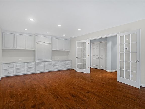 5th image of 711 Oak St APT 308