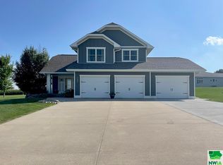 737 16th St SE, Sioux Center, IA 51250