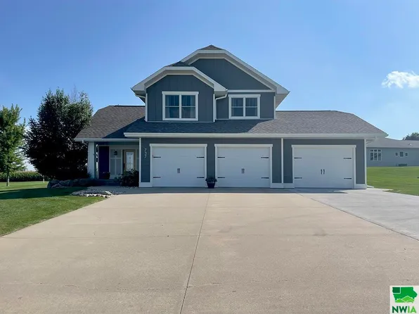 737 16th St SE, Sioux Center, IA 51250