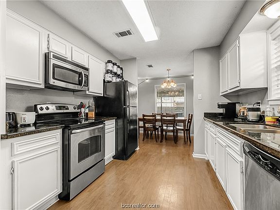 3rd image of 902 Welsh Ave