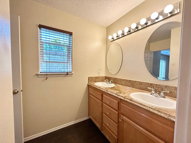 1218 NE Kinney St — Photo 46