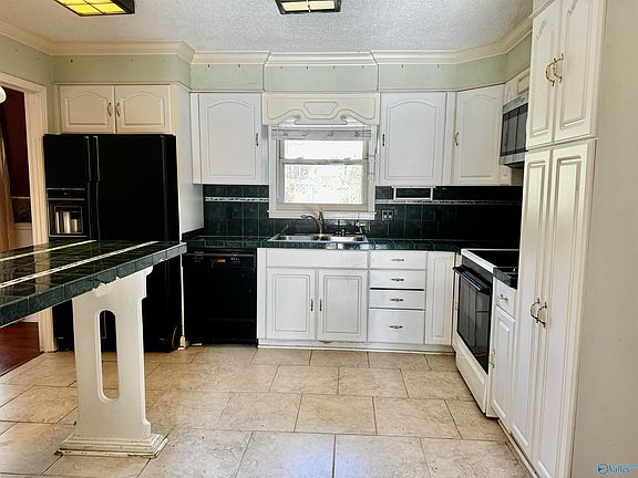 2nd image of 633 Versailles Dr SE