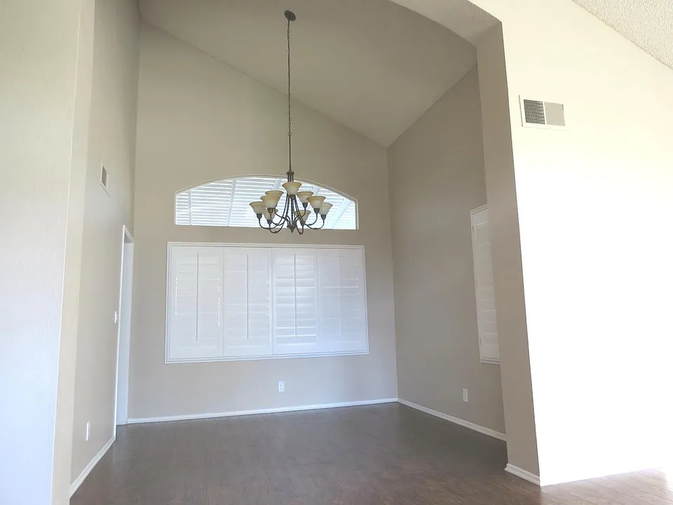39413 Chantilly Ln