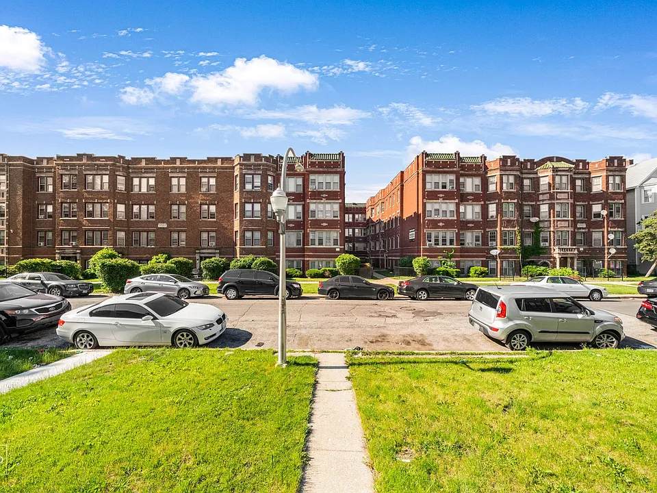5952 W Superior