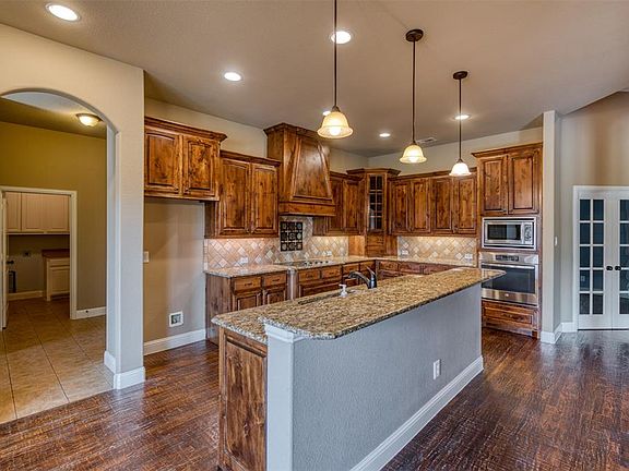 5th image of 1605 Plum Creek Dr