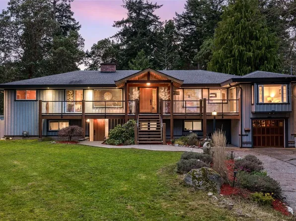 2881 Phyllis St, Saanich, BC V8N 1Y8