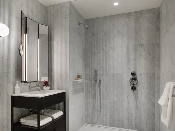 135 East 47th Street 6B image 3 of 9