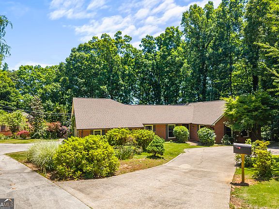 2nd image of 511 Rhodes Dr