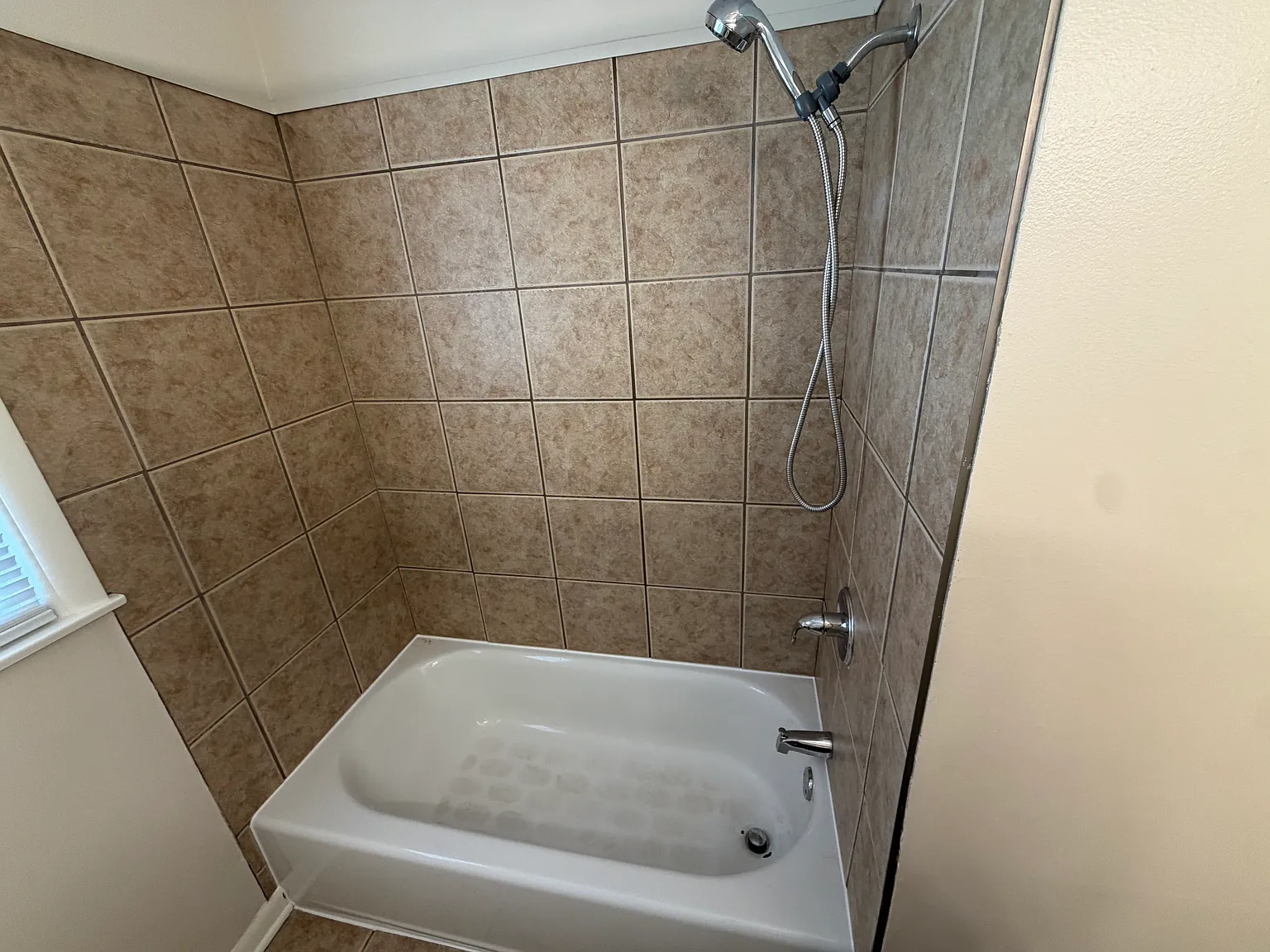 3 bed, 1.5 bath, 1600 sqft, $1,995 — Photo 4