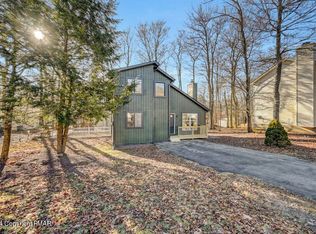 1094 Country Place Dr, Tobyhanna, PA 18466