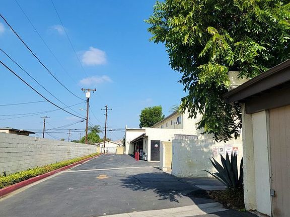 5th image of 3108 Vineland Ave APT 213