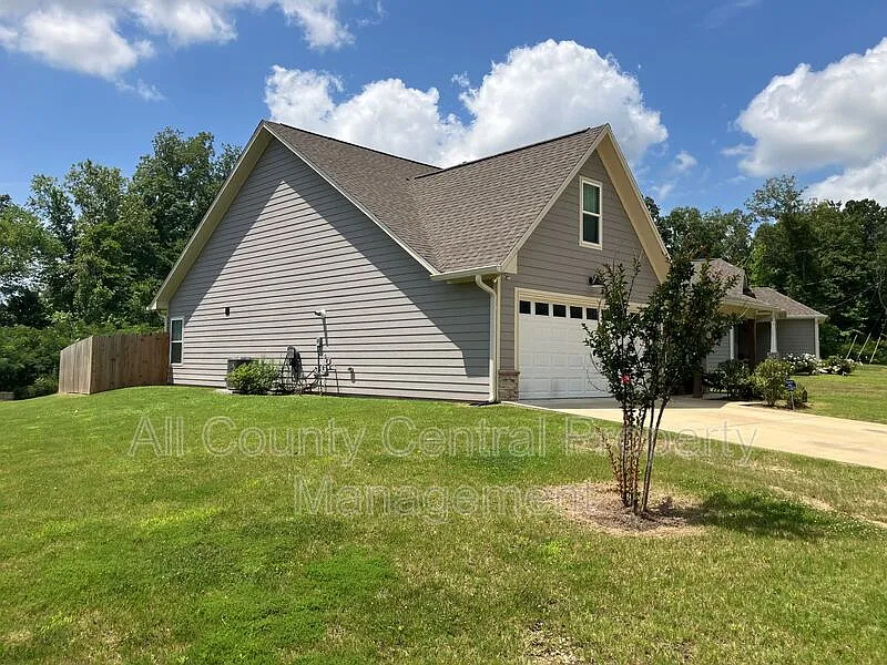 3 bed, 2.0 bath, 1432 sqft, $2,295 — Photo 2