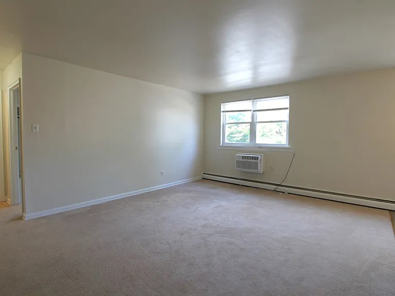 West Walnut Lane Apartments — Photo 25