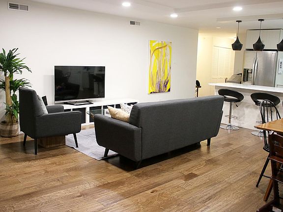 4th image of 203 E Chestnut St #12C