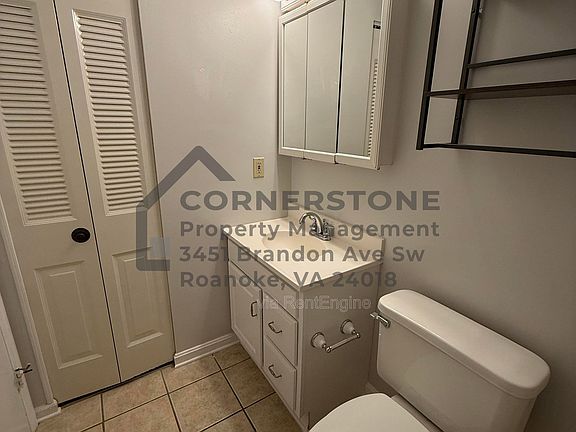 3rd image of 713 Lakeview Cir
