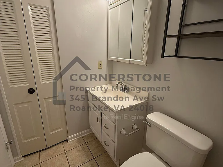 713 Lakeview Cir — Photo 3