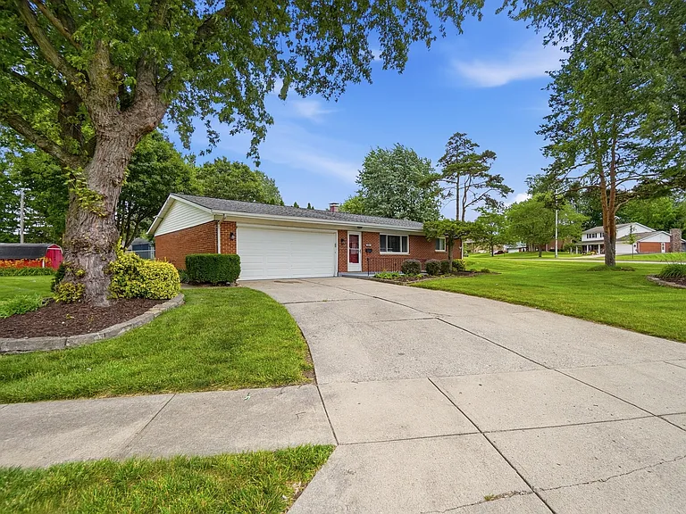 3920 Pobst Dr — Photo 2