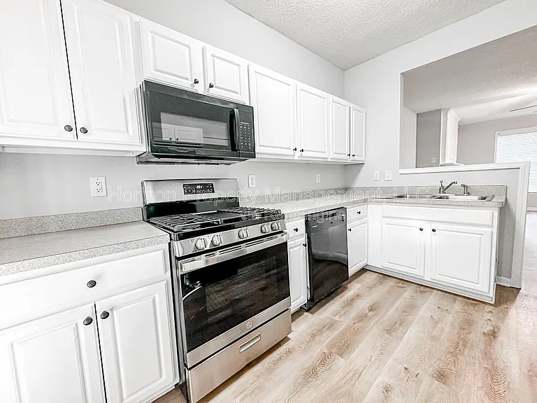 139 Riverstone Commons Cir — Photo 7