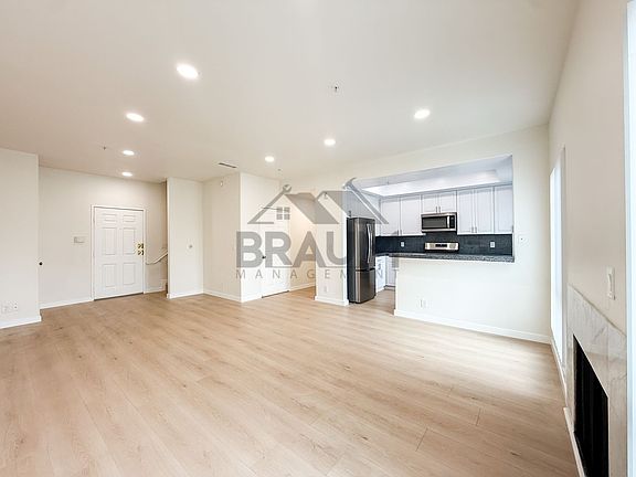 2nd image of 11035 Moorpark St APT 202