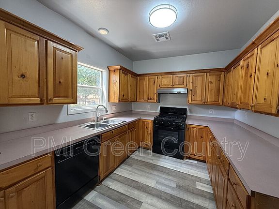 5th image of 212 W Pecan St