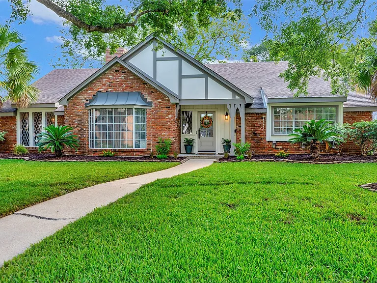 18623 Prince William Ln — Photo 1