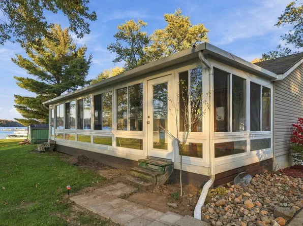 8283 Sunset Dr, Lyons, MI 48851