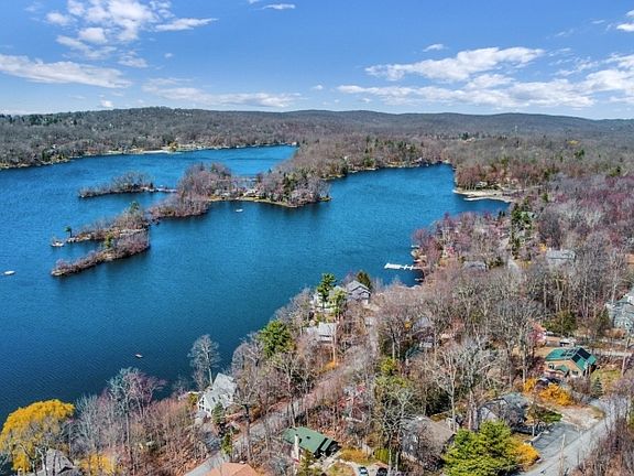 4th image of 1046 Lakeside Dr E