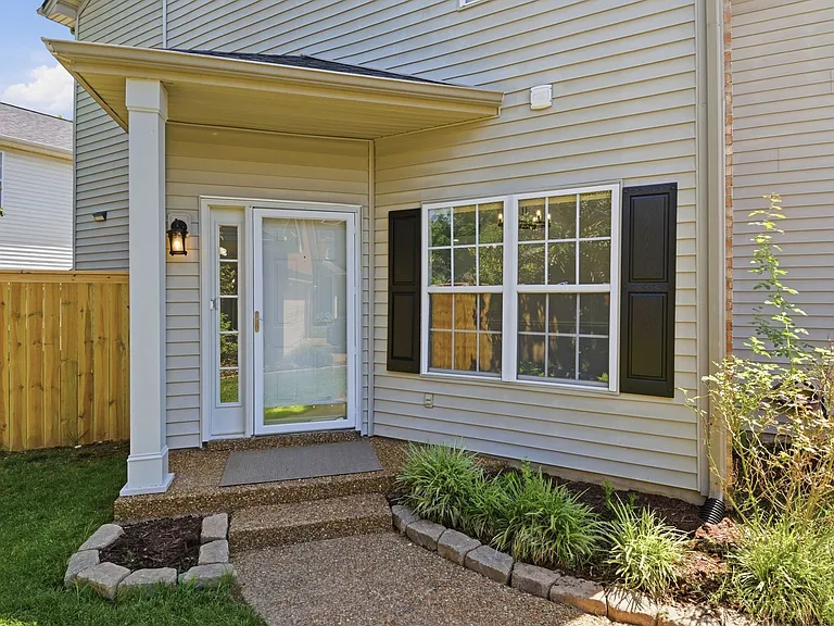 85 Heaton Close — Photo 4