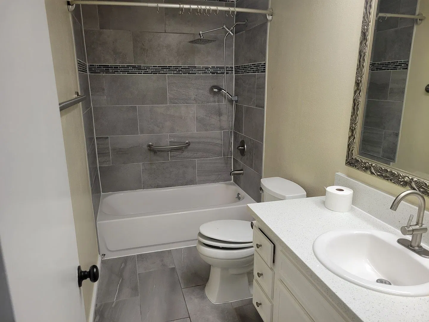 Great 2 Bedroom 2 Bathroom Downstairs Unit! Call today — Photo 3