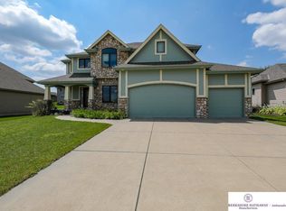 2050 Stillwater Dr, Papillion, NE 68046