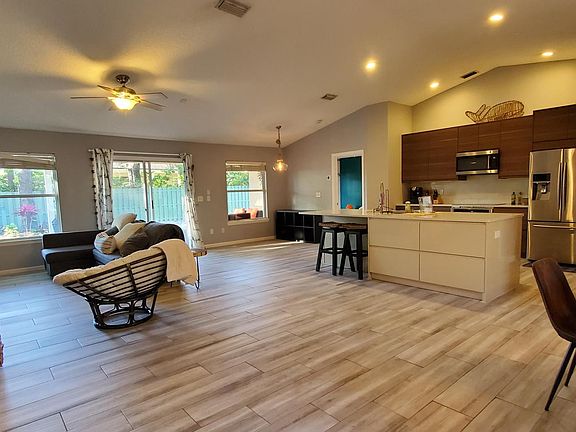 4th image of 284 W Silverthorn Ln