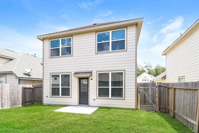 3 bed, 2.5 bath, 1425 sqft, $1,875 — Photo 2