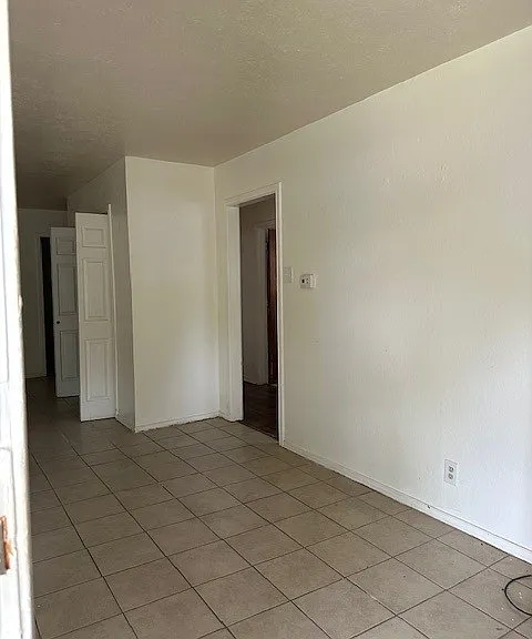1211 W Hunt St — Photo 3