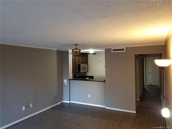3rd image of 1050 Surry Ln