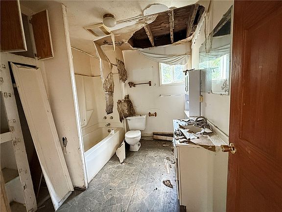 5th image of 1615 Barr Rd
