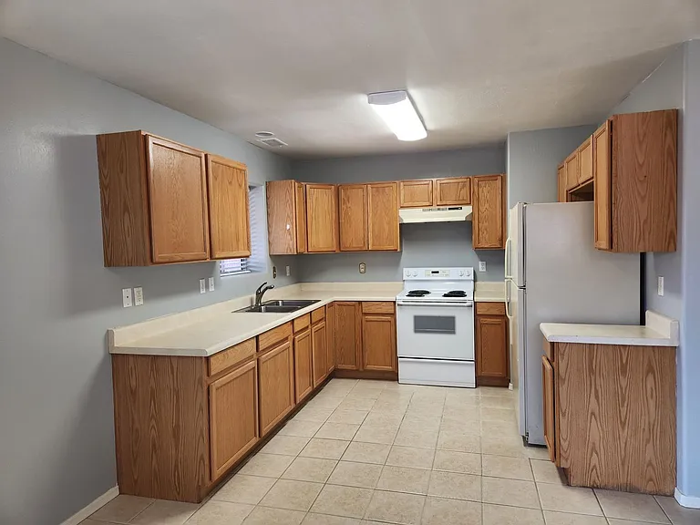 601 W Frontier St — Photo 7