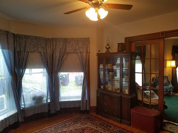 Dining rm adjoins living rm