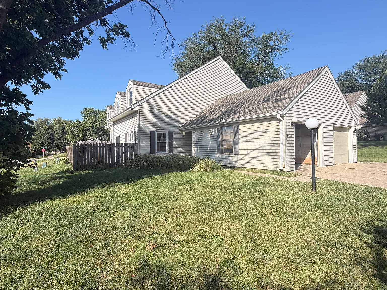 2 bed, 2.5 bath, 1360 sqft, $1,475 — Photo 1