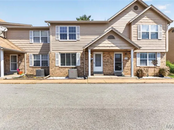 262 Carmel Woods Dr, Ballwin, MO 63021